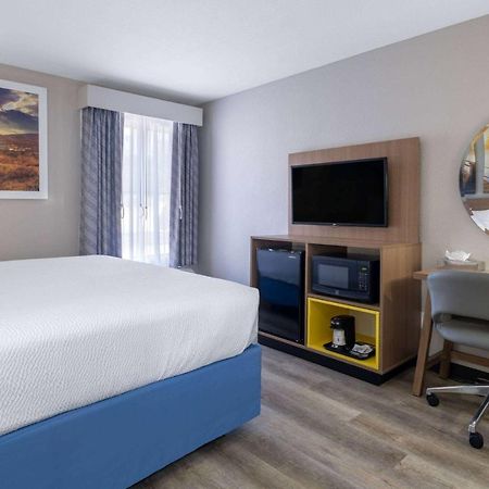 Days Inn & Suites By Wyndham Комърс Екстериор снимка