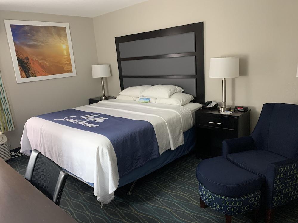 Days Inn & Suites By Wyndham Комърс Екстериор снимка