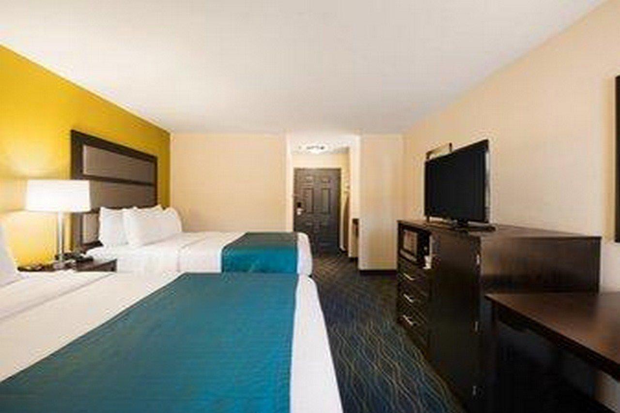 Days Inn & Suites By Wyndham Комърс Екстериор снимка
