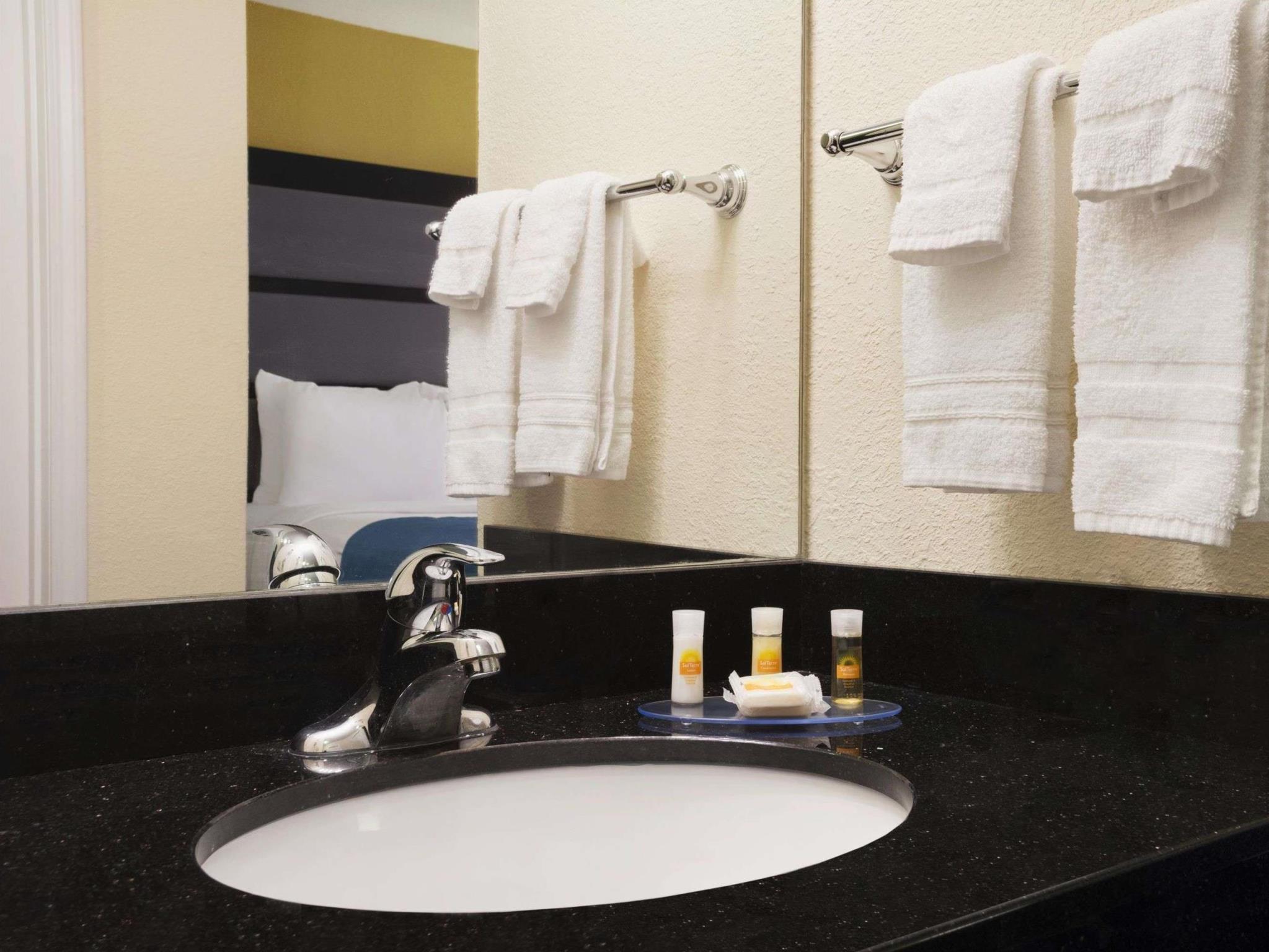 Days Inn & Suites By Wyndham Комърс Екстериор снимка