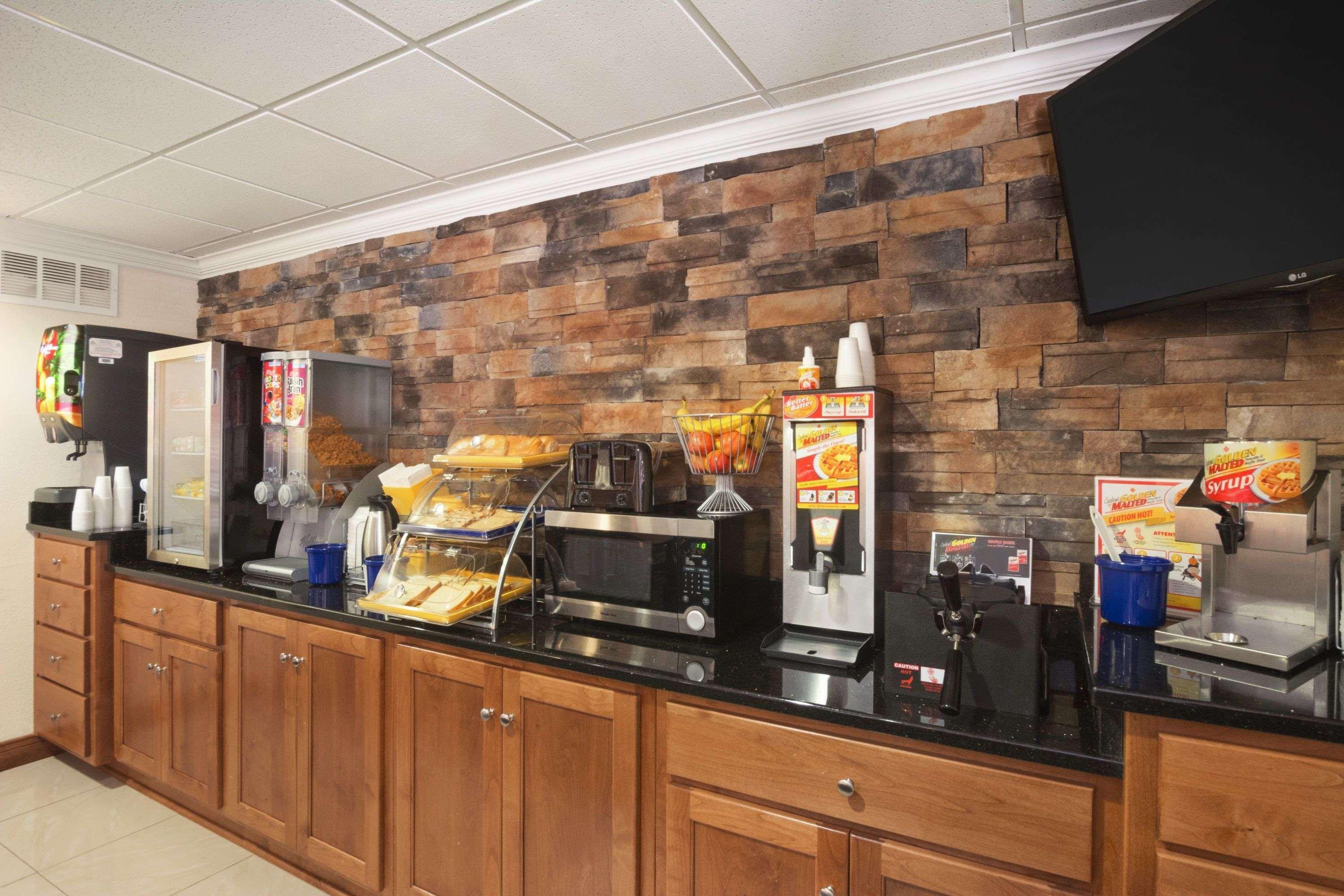 Days Inn & Suites By Wyndham Комърс Екстериор снимка