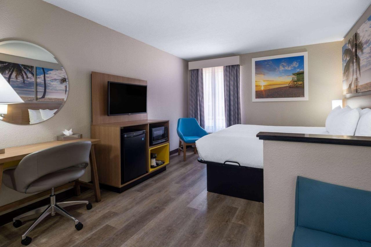 Days Inn & Suites By Wyndham Комърс Екстериор снимка