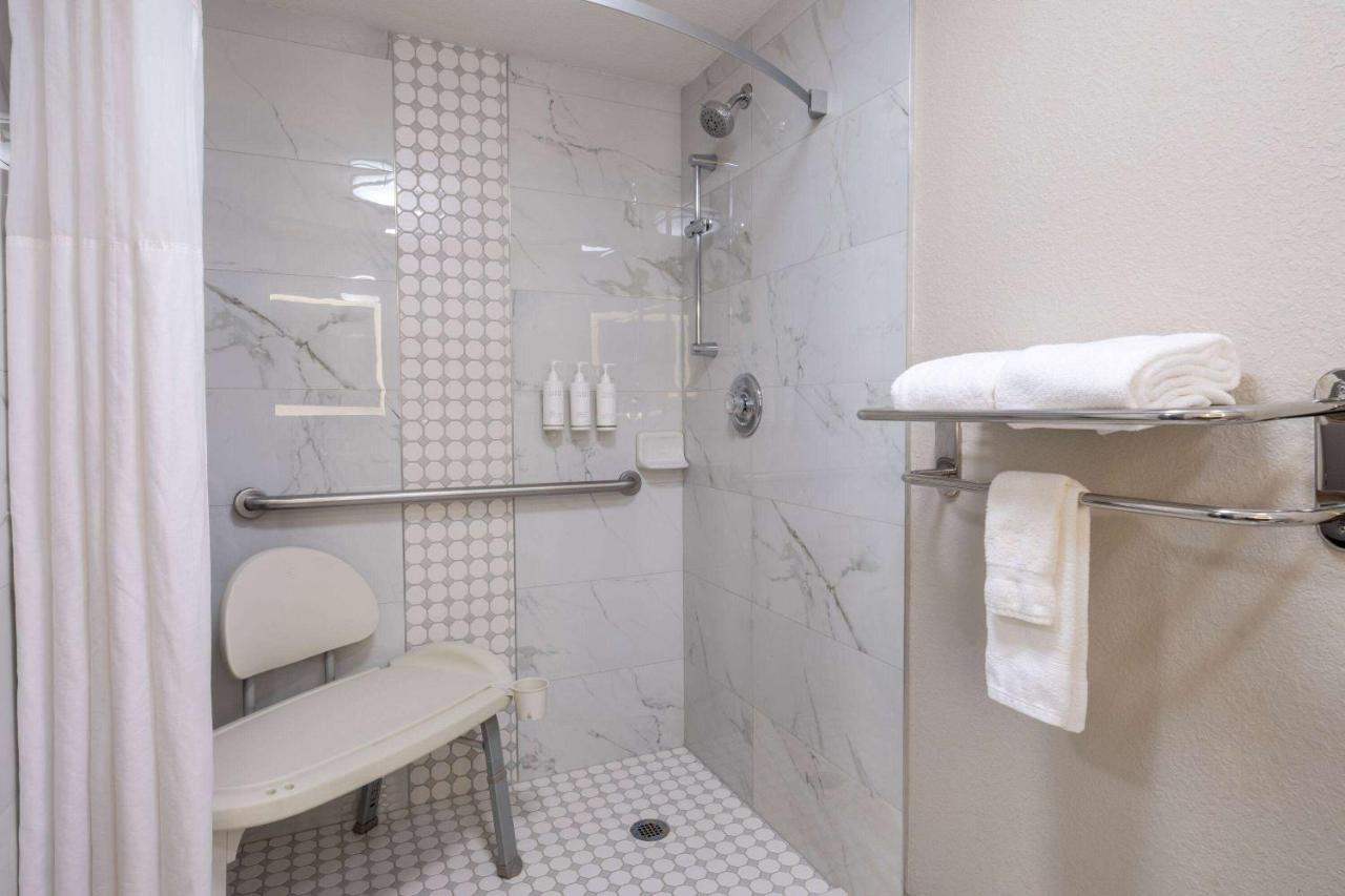 Days Inn & Suites By Wyndham Комърс Екстериор снимка