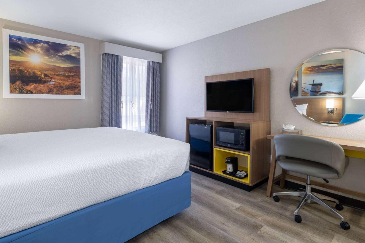 Days Inn & Suites By Wyndham Комърс Екстериор снимка