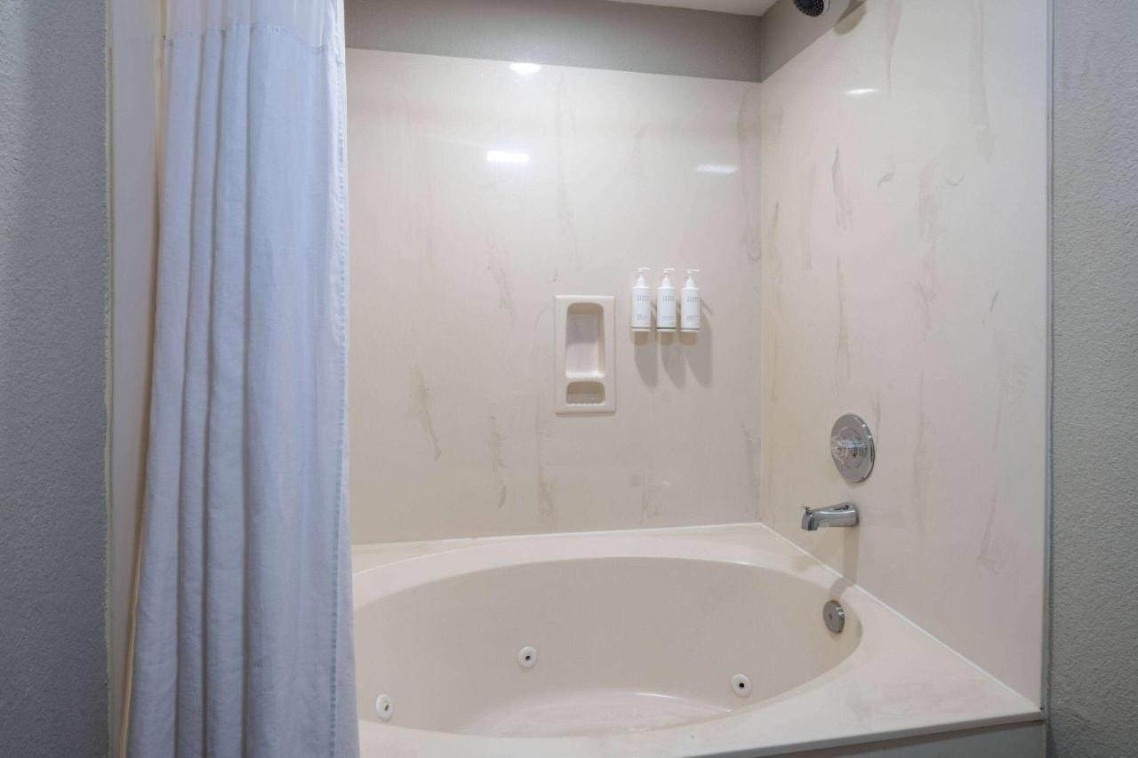 Days Inn & Suites By Wyndham Комърс Екстериор снимка