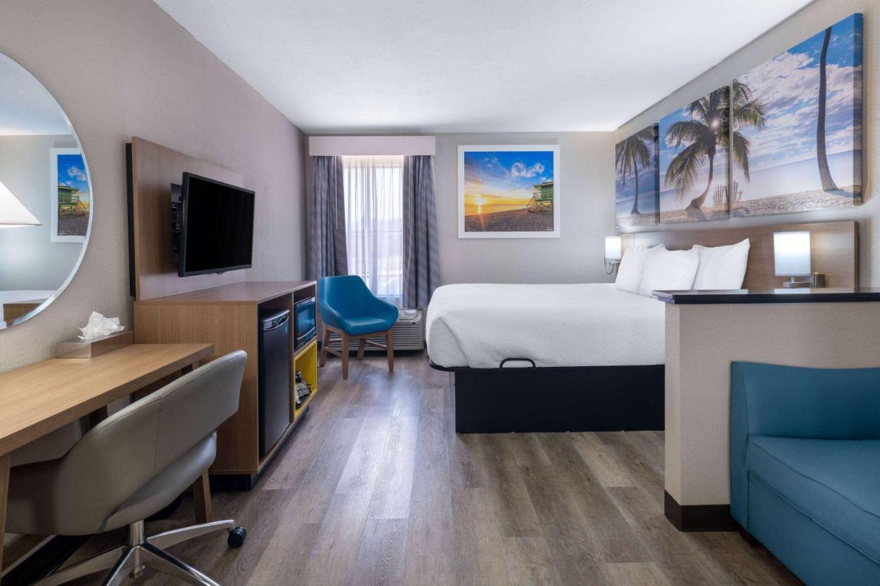 Days Inn & Suites By Wyndham Комърс Екстериор снимка