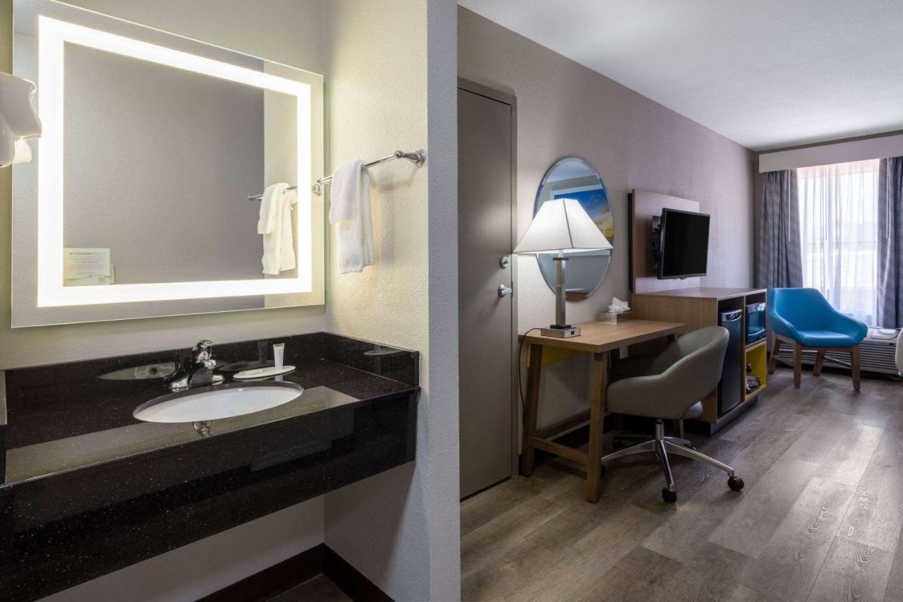 Days Inn & Suites By Wyndham Комърс Екстериор снимка